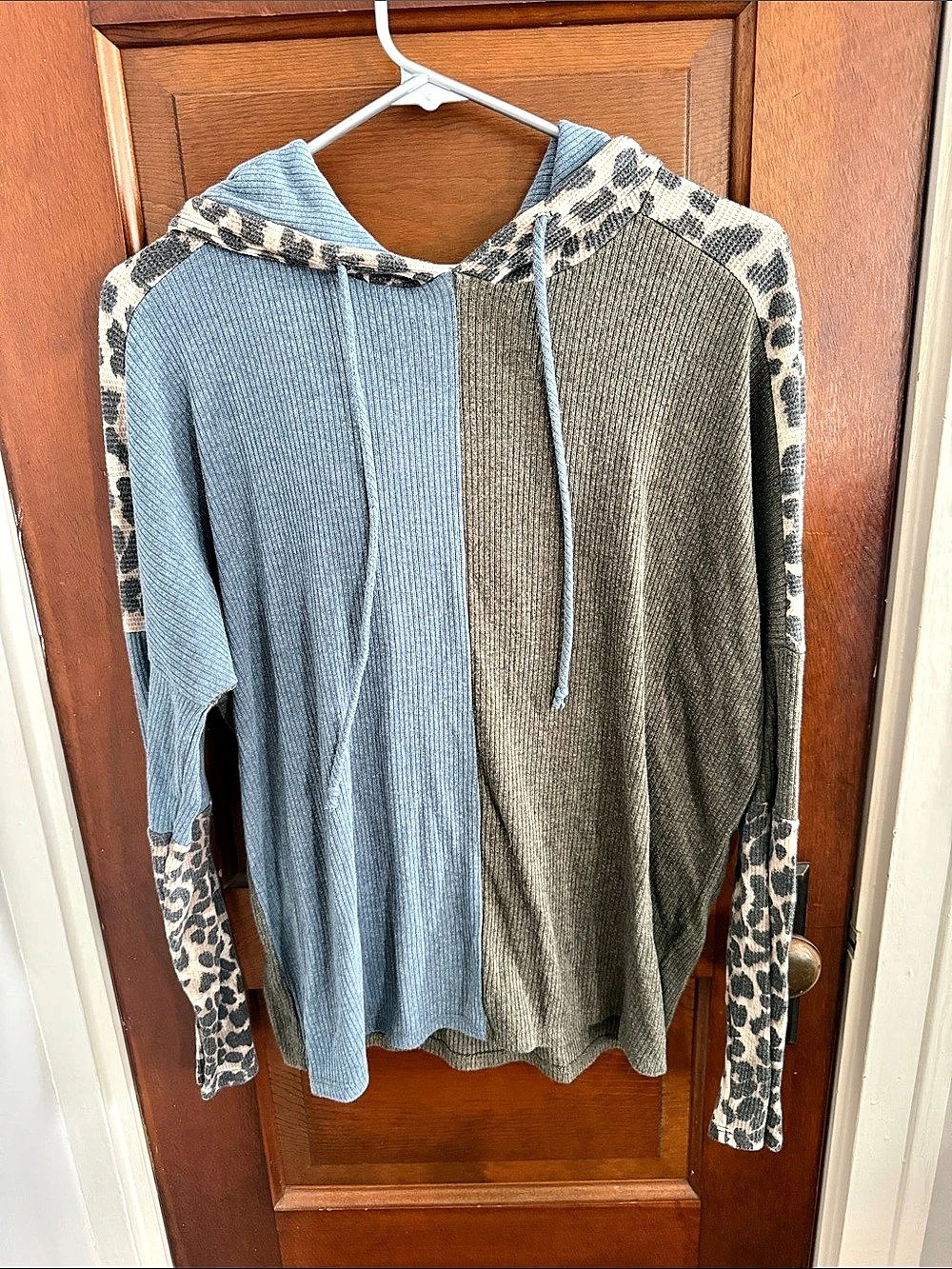 Perfect Leopard Print Hooded Lightweight Sweater in Blue & Gray